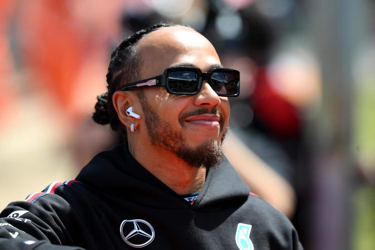 Primo piano di Lewis Hamilton sorridente