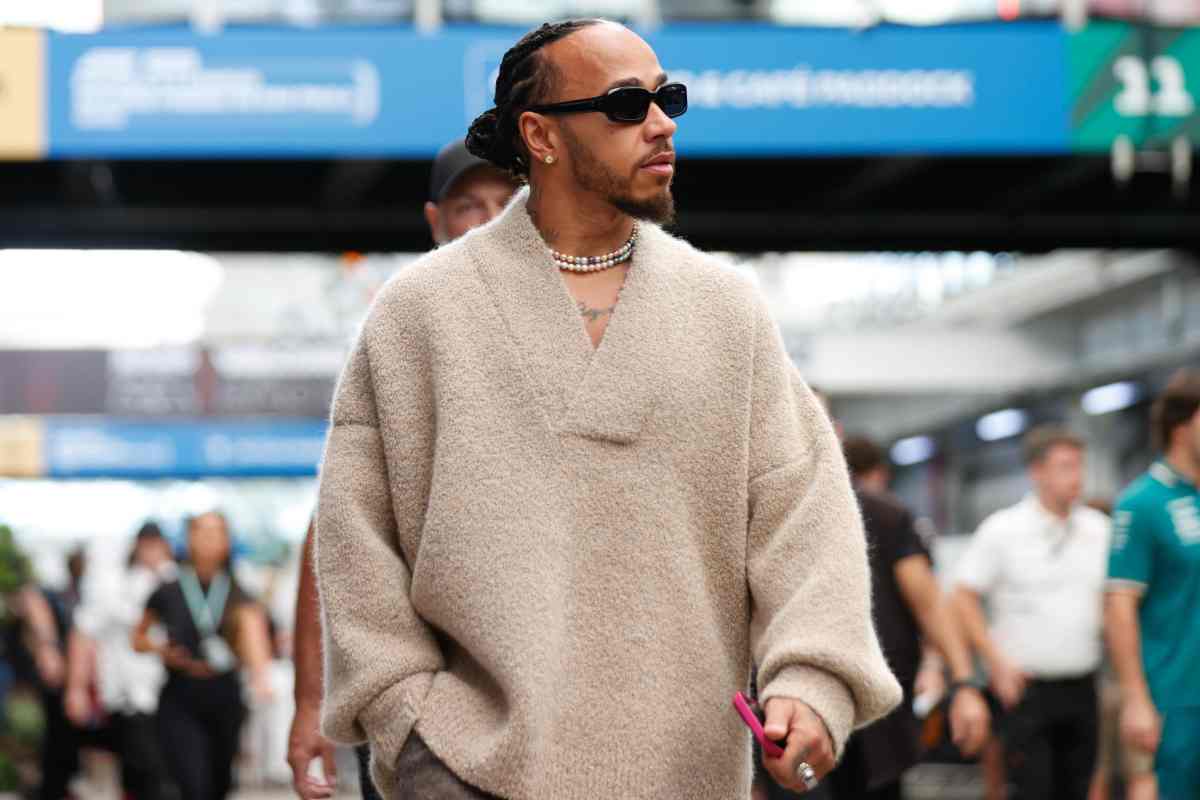 Lewis Hamilton nel paddock