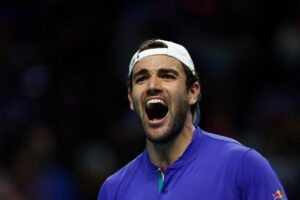 Primo piano di Matteo Berrettini che urla