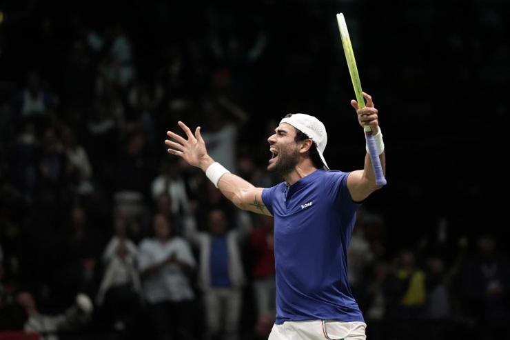 Matteo Berrettini esulta con la maglia della nazionale