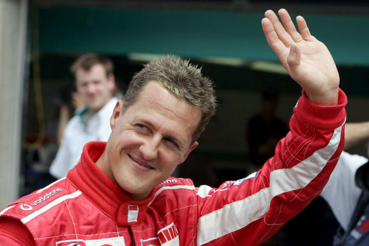 Primo piano di Michael Schumacher che saluta il pubblico