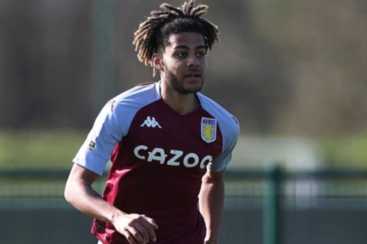 Myles Sohna durante un match con le giovanili dell'Aston Villa