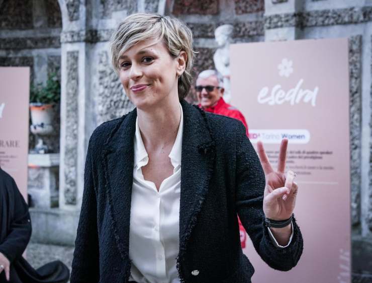 Federica Pellegrini sorride e fa il segno delle dita a V