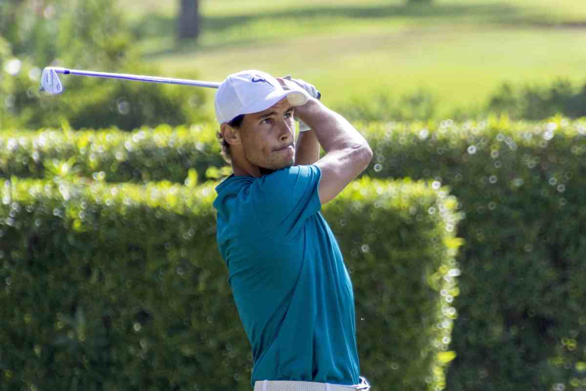 Rafa Nadal gioca a golf 