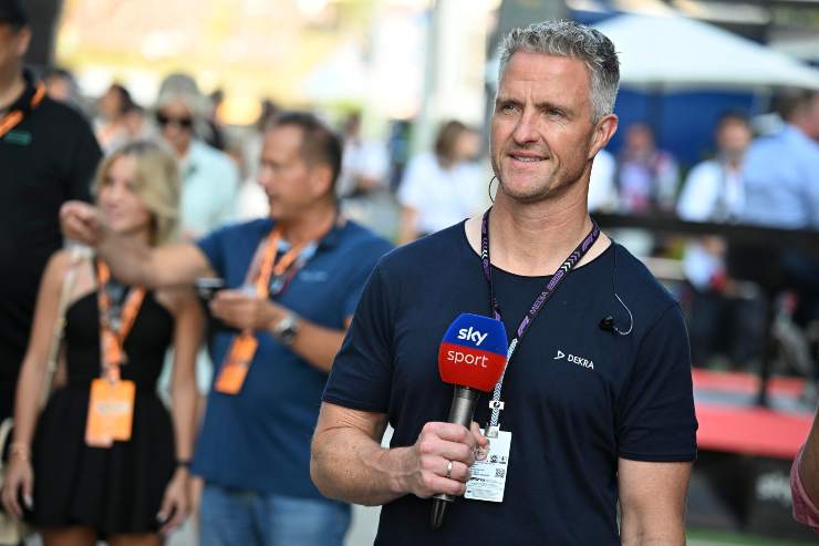 Ralf Schumacher con un microfoni di Sky in mano