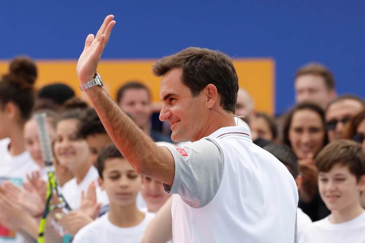 Roger Federer saluta i tifosi