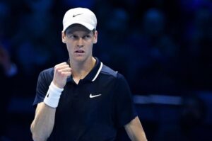 Sinner esulta durante il match con Medvedev alle ATP Finals