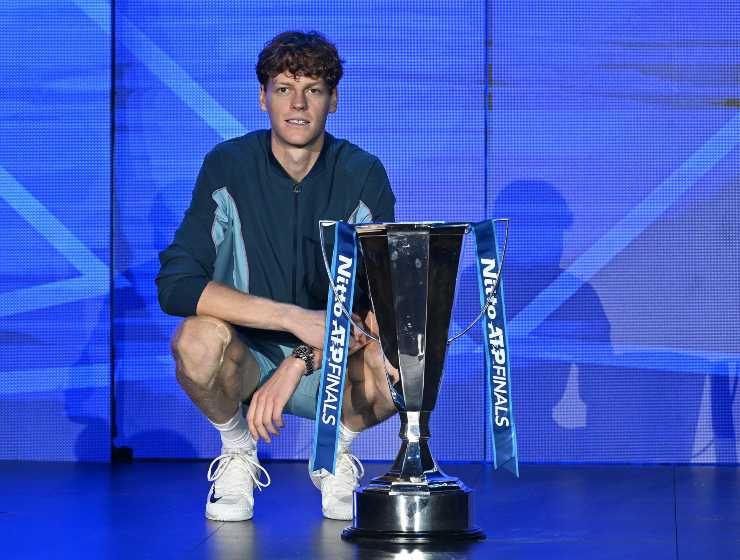 Jannik Sinner in posa con il trofeo delle ATP Finals