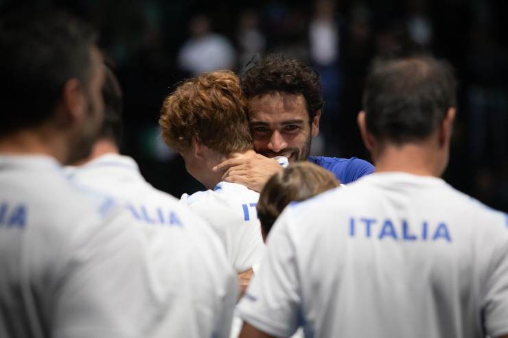 Berrettini e Sinner si abbracciano dopo una partita di Coppa Davis