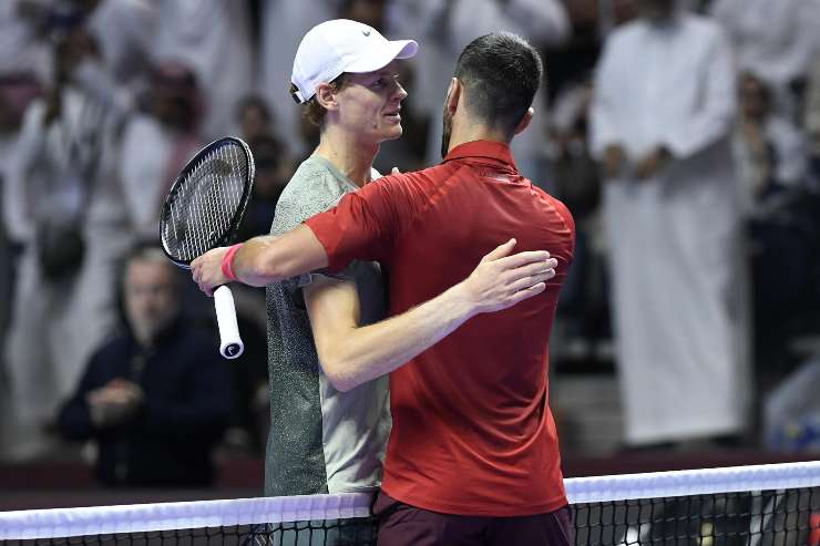 Djokovic e Sinner si salutano alla fine di una partita