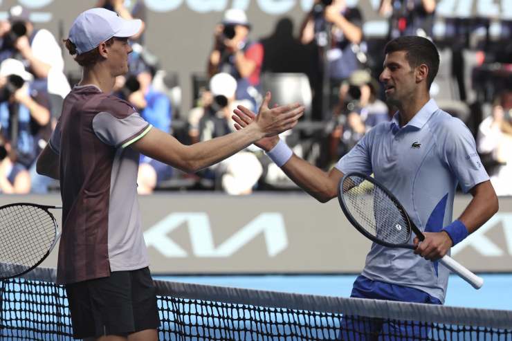 Sinner e Djokovic al termine di un match 