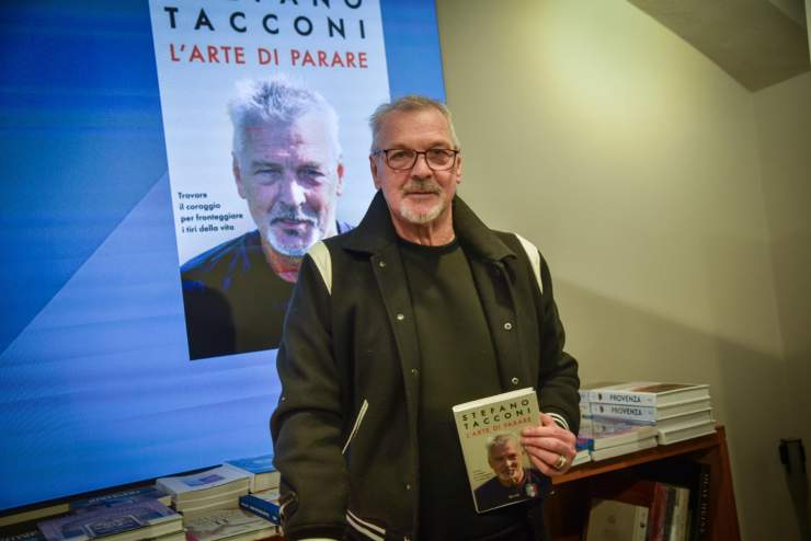 Stefano Tacconi con il suo libro in mano