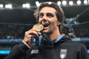 Thomas Ceccon con la medaglia olimpica