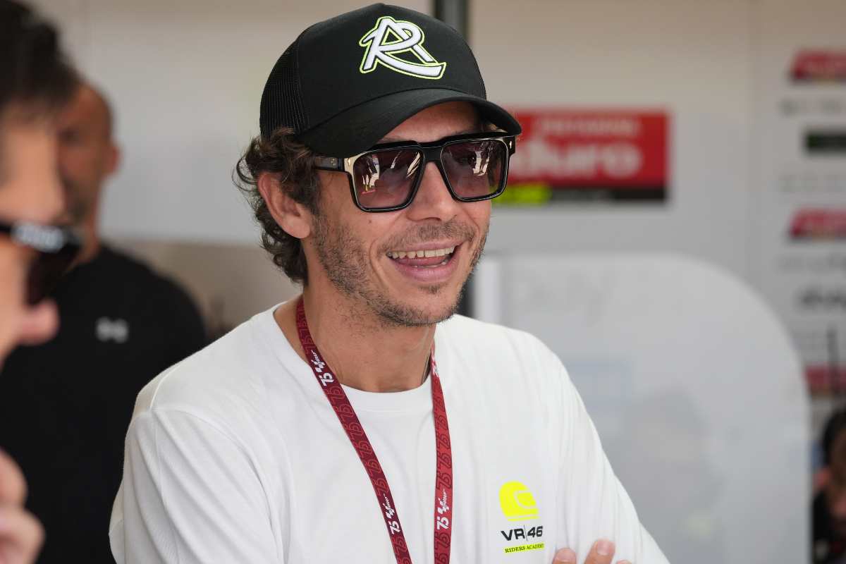 Primo piano sorridente di Valentino Rossi