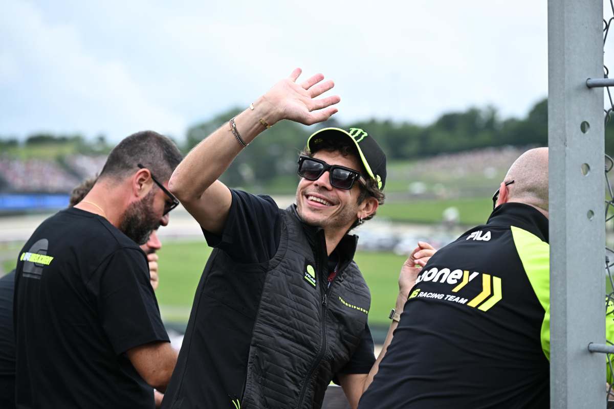 Valentino Rossi saluta i tifosi sugli spalti