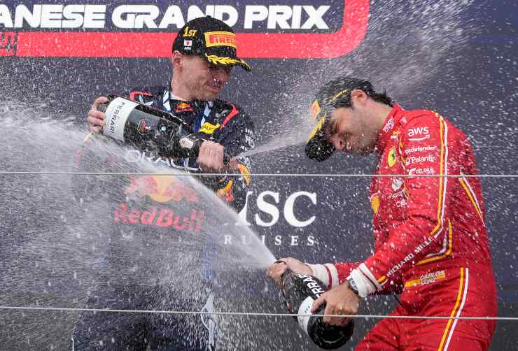 Verstappen e Sainz festeggiano con lo spumante sul podio