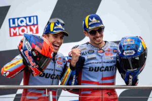 Alex e Marc Marquez sul podio