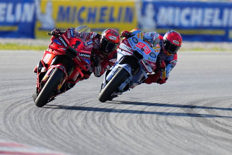 Bagnaia e Marquez duellano durante un gran premio