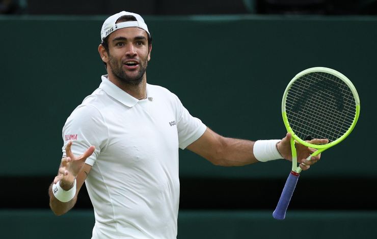 Berrettini con uno sguardo sorpreso e a braccia larghe a Wimbledon