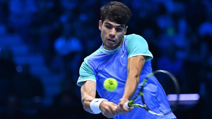 Carlos Alcaraz durante un'azione di gioco (Nitto ATP Finals)