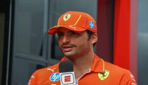 Ferrari con Leclerc dopo Sainz ma lo spagnolo si consola così