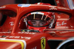 Primo piano di Charles Leclerc nella sua Ferrari