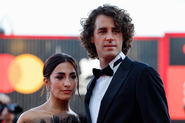 Primo piano di Tamberi e la moglie sul red carpet della Mostra del Cinema di Venezia