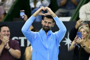 Novak Djokovic festeggia in campo