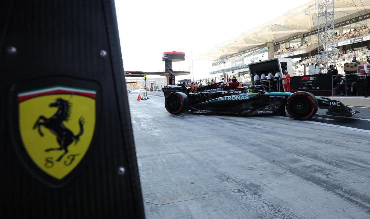 Lewis Hamilton lascia i box con la sua Mercedes