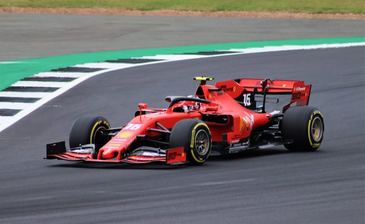 Ferrari con Leclerc dopo Sainz ma lo spagnolo si consola così