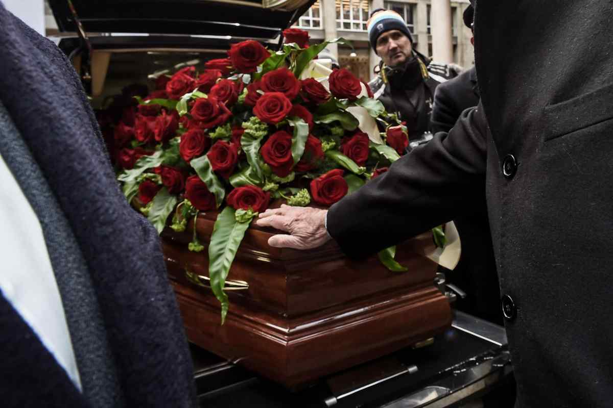 Ultimo saluto al funerale