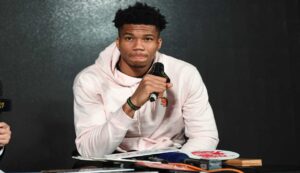 Giannis Antetokoumpo parla alla stampa