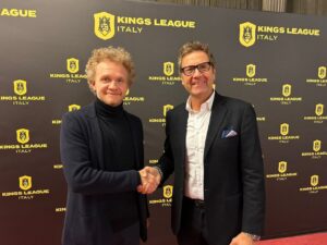 Da sinistra - Franco Morelli, Managing Director di Kings League Italy assieme a Claudio Cavallotti Amministratore Delegato EMG Italy (foto free rights per i media)