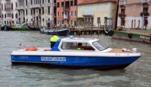 Imbarcazione della Polizia Locale a Venezia (Depositphotos)