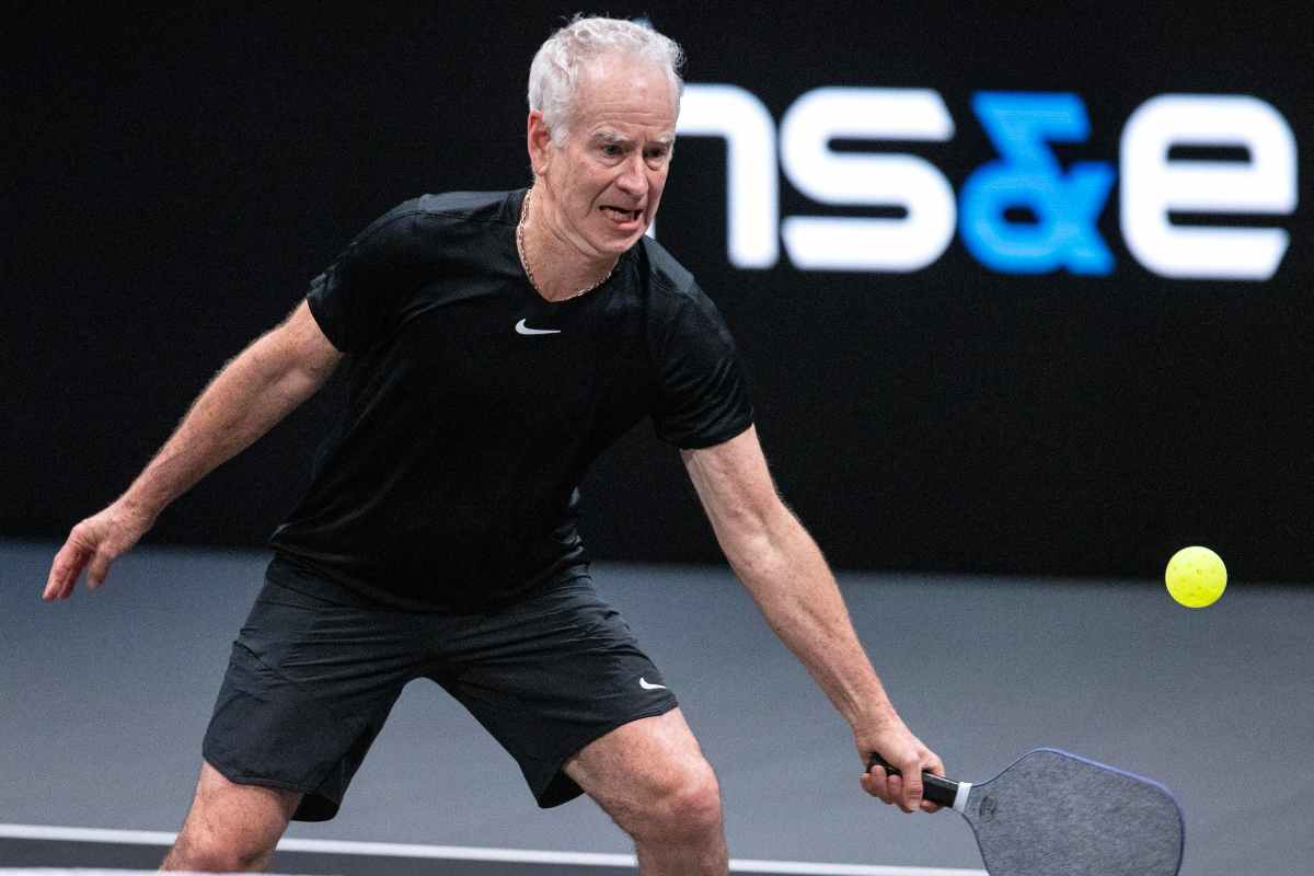 John McEnroe si diverte ancora in campo