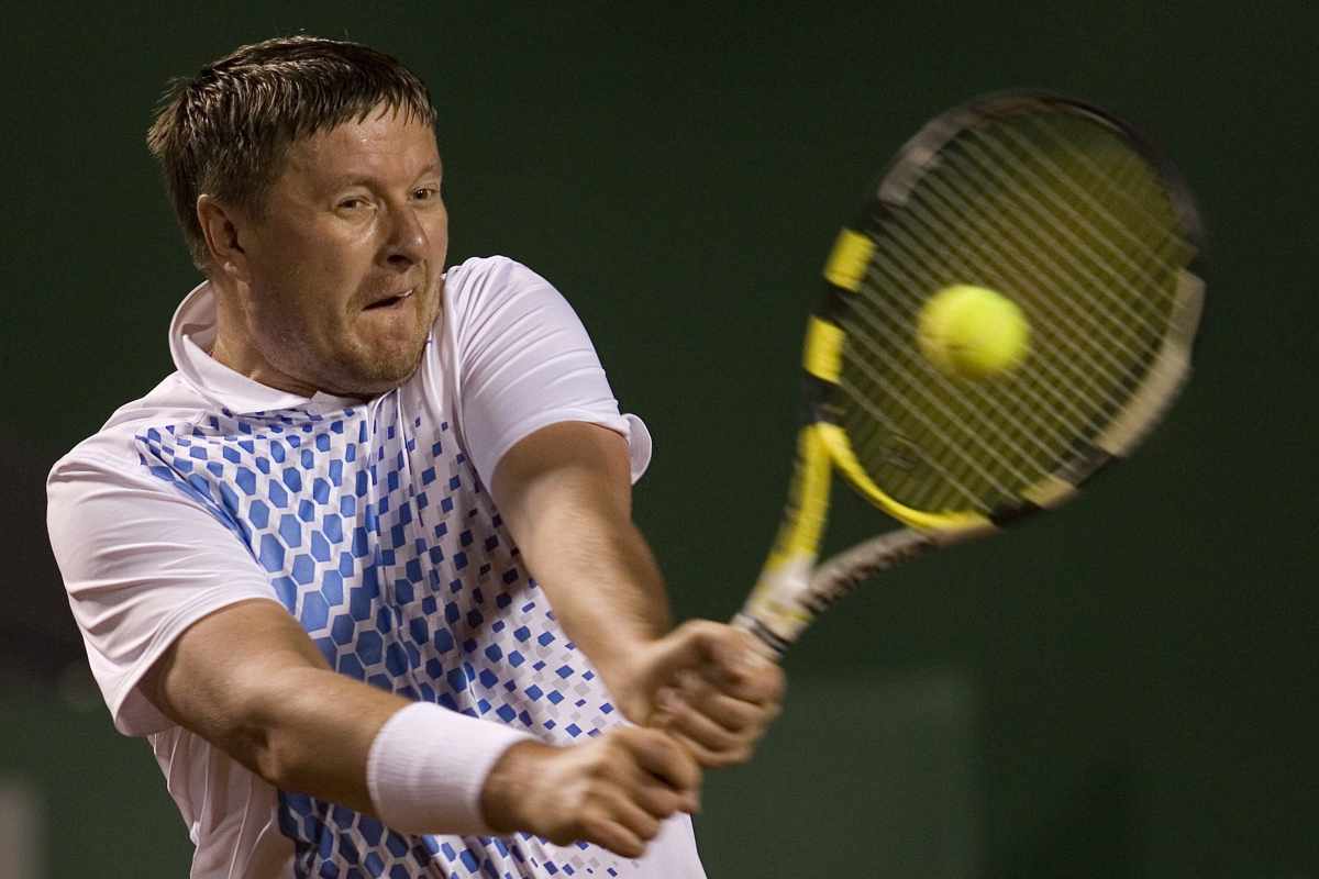 Kafelnikov mentre colpisce di rovescio