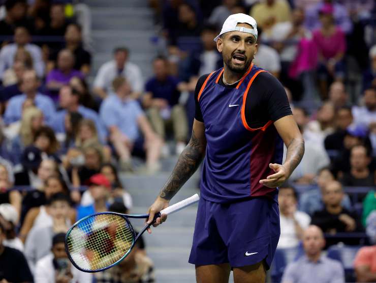 Kyrgios si lamenta durante una partita