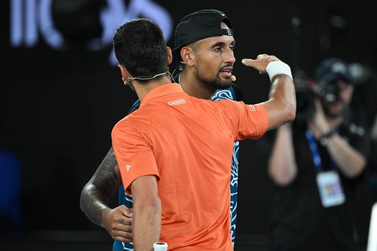 Djokovic e Kyrgios si abbracciano