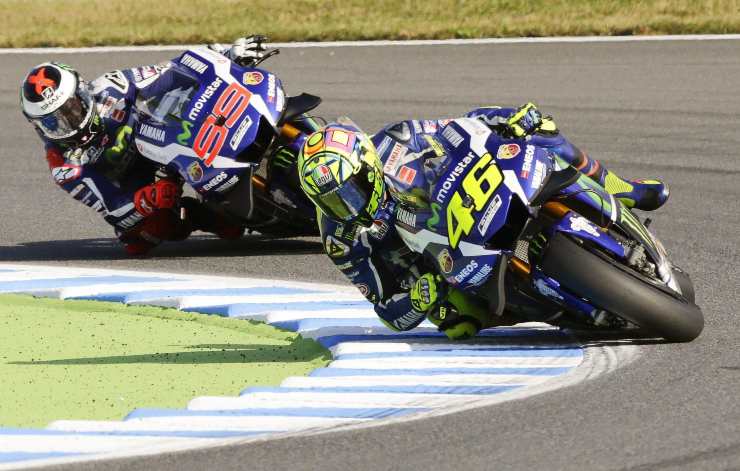 Valentino Rossi davanti a Jorge Lorenzo in un GP del Giappone