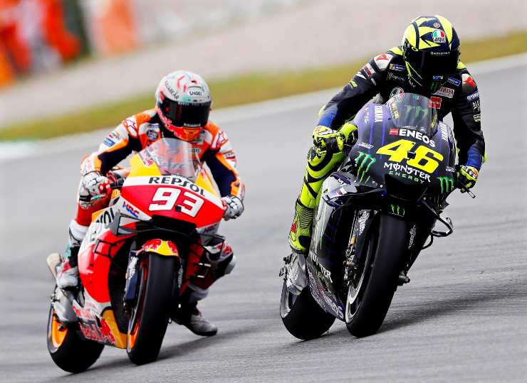 Valentino Rossi e Marc Marquez in lotta durante un gran premio