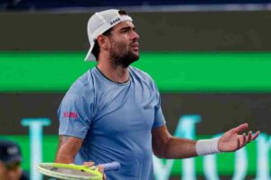 Berrettini allarga le braccia verso il giudice di sedia