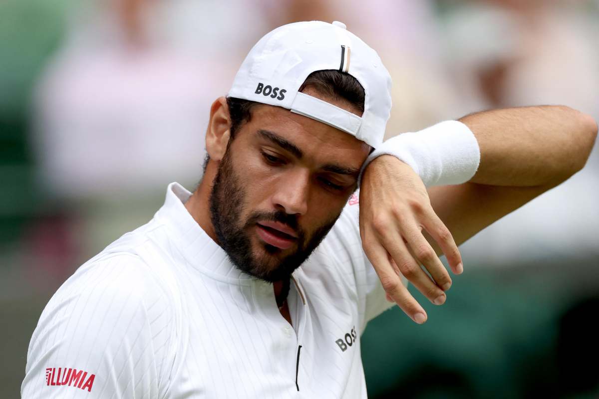 Berrettini si asciuga il sudore sulla tempia durante una partita a Wimbledon