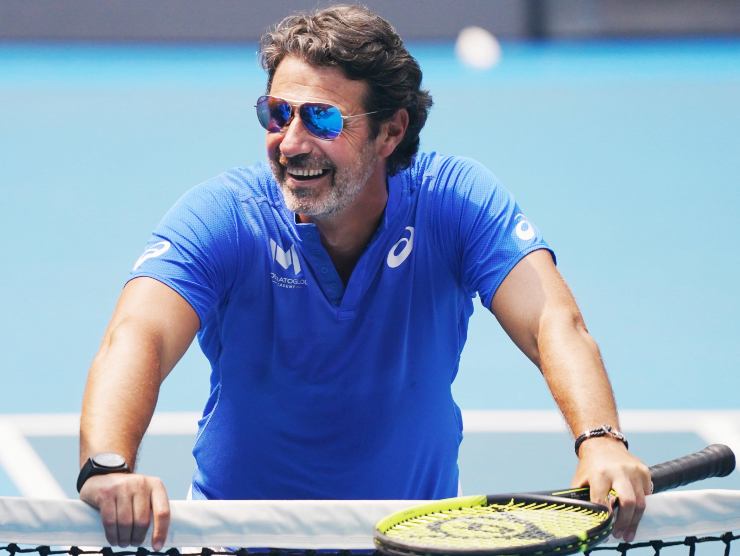 Patrick Mouratoglou sorridente con gli occhiali da sole