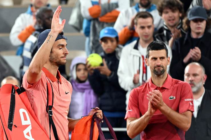 Djokovic applaude Musetti dopo un match al Roland Garros