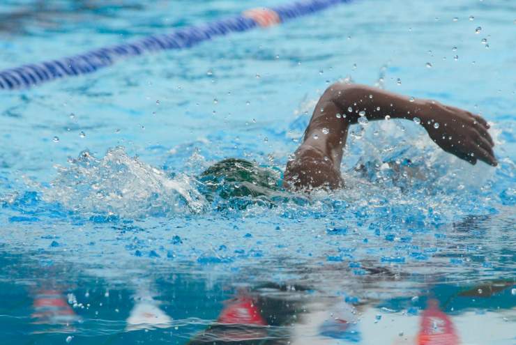 Atleta nuoto in piscina