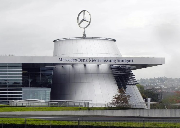 Sede della Mercedes-Benz, azienda produttrice dell'auto (Pexels)