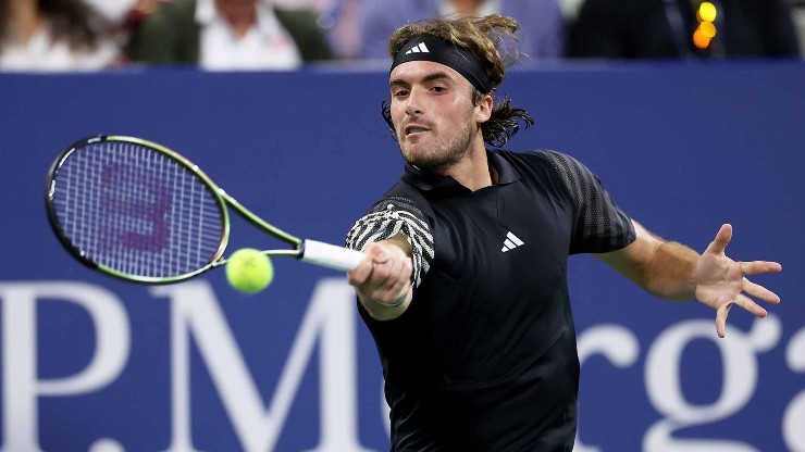 Tsitsipas in azione (ATP Tour)