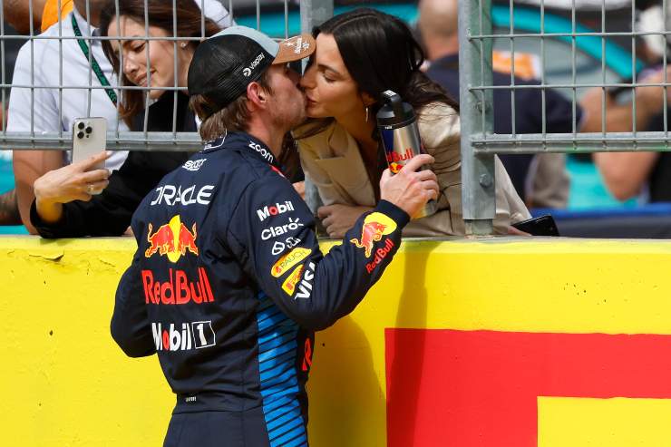 Verstappen bacia la fidanzata Kelly Piquet