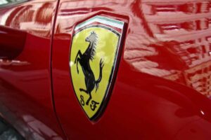 Logo Ferrari sul fianco di una vettura