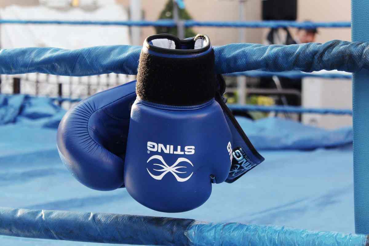 Guantoni da boxe appesi al ring